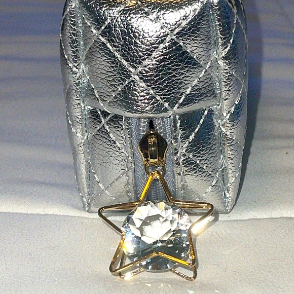 New- beauty evolved, silver puff cosmetic bag. 4X9 - Picture 4 of 5